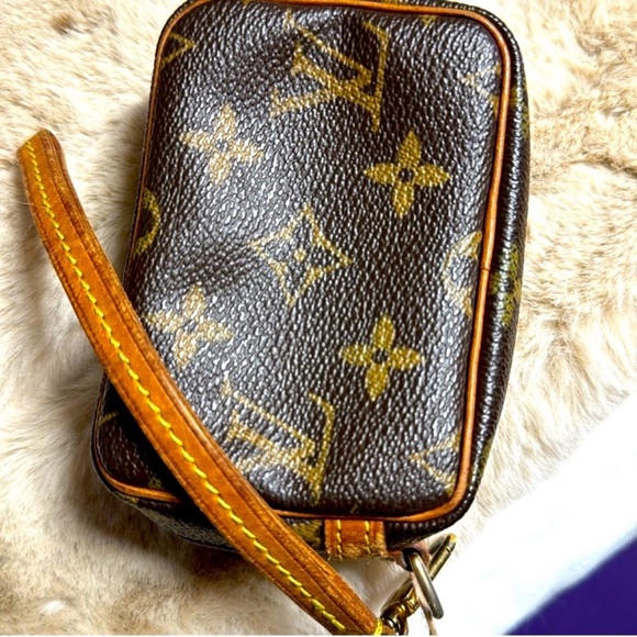 Authentic Louis Vuitton monogram canvas
WAPPITY wristlet. W/COA. - Picture 7 of 7